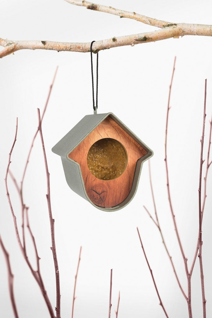 Liten, fin matare för jordnötssmör, gröngrå med träfärgad framsida